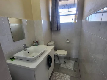 2 Bedroom Flat & Apartment