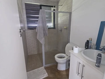 4 Bedroom Flat & Apartment