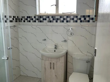 2 Bedroom Flat & Apartment