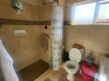 3 Bedroom Flat & Apartment