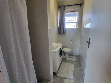 2 Bedroom Flat & Apartment